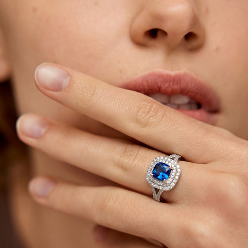 Anillo de halo con circonita de corazón azul