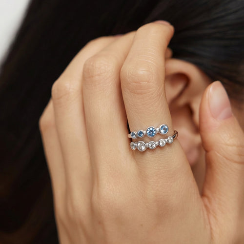 Anillo de circón azul celeste
