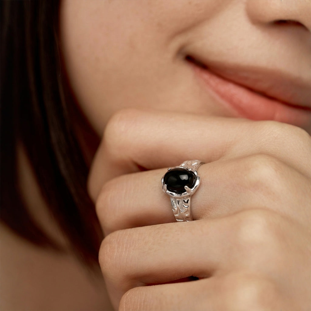 Elegante Anillo de Plata con Ónix Negro