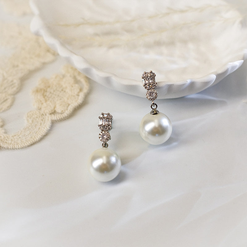 Elegant Pearl Drop Earrings with Sparkling Accents: Perfect Bridal or Formal Accessory!