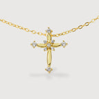 Elegante Collar de Zirconia con Cruz