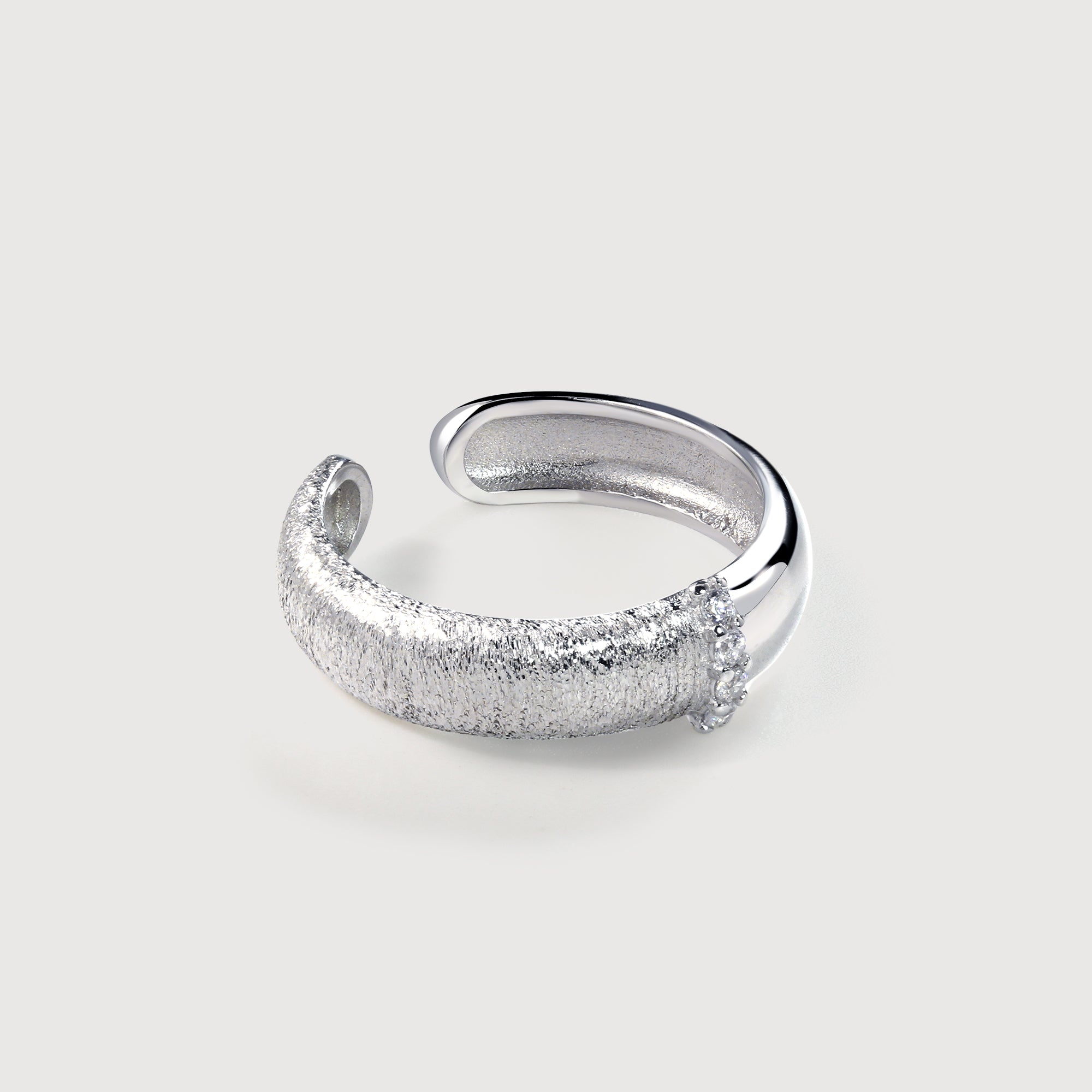 Anillo Abierto Texturizado de Circonitas