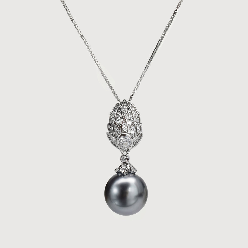 Elegante collar colgante con perlas grises y circonitas