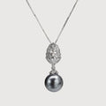 Elegante collar colgante con perlas grises y circonitas