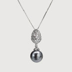 Elegante collar colgante con perlas grises y circonitas