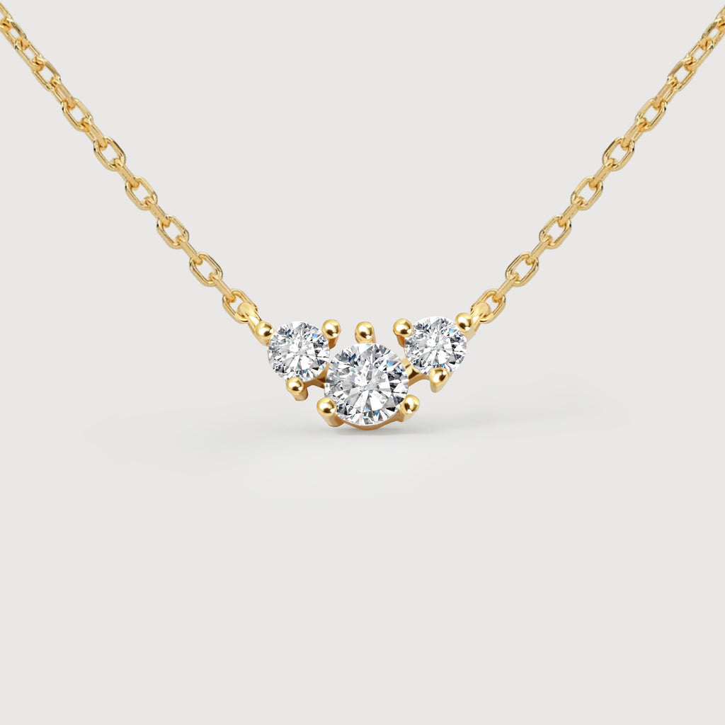 Elegante collar de circonitas de tres piedras