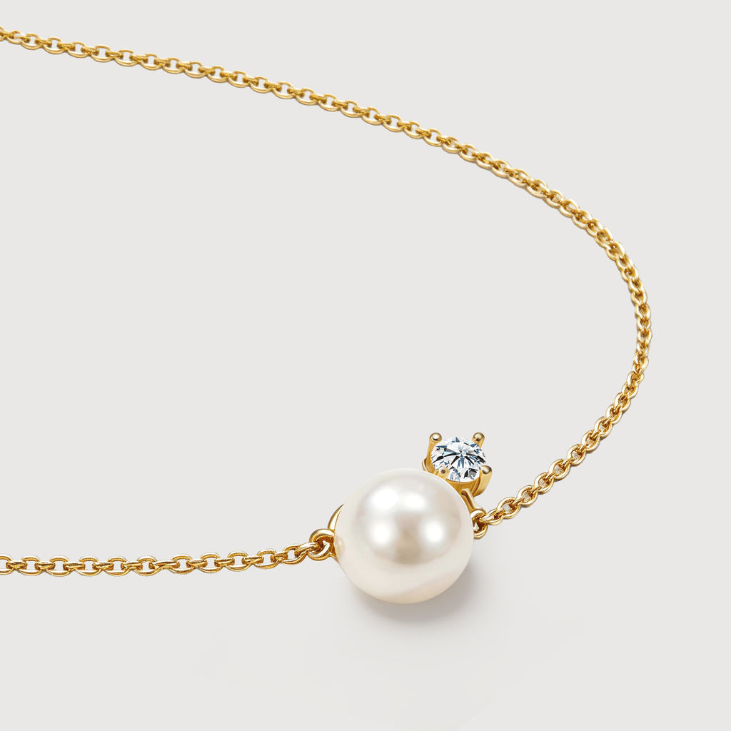 Collar con colgante de perlas y circonitas