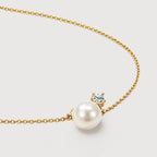 Collar con colgante de perlas y circonitas