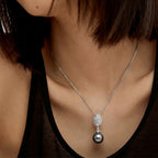 Elegante collar colgante con perlas grises y circonitas
