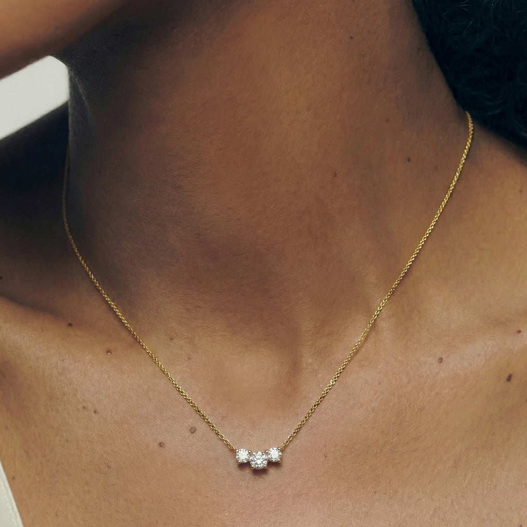 Elegante collar de circonitas de tres piedras