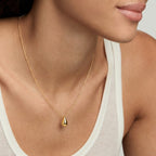 Elegante collar con colgante de lágrima de oro
