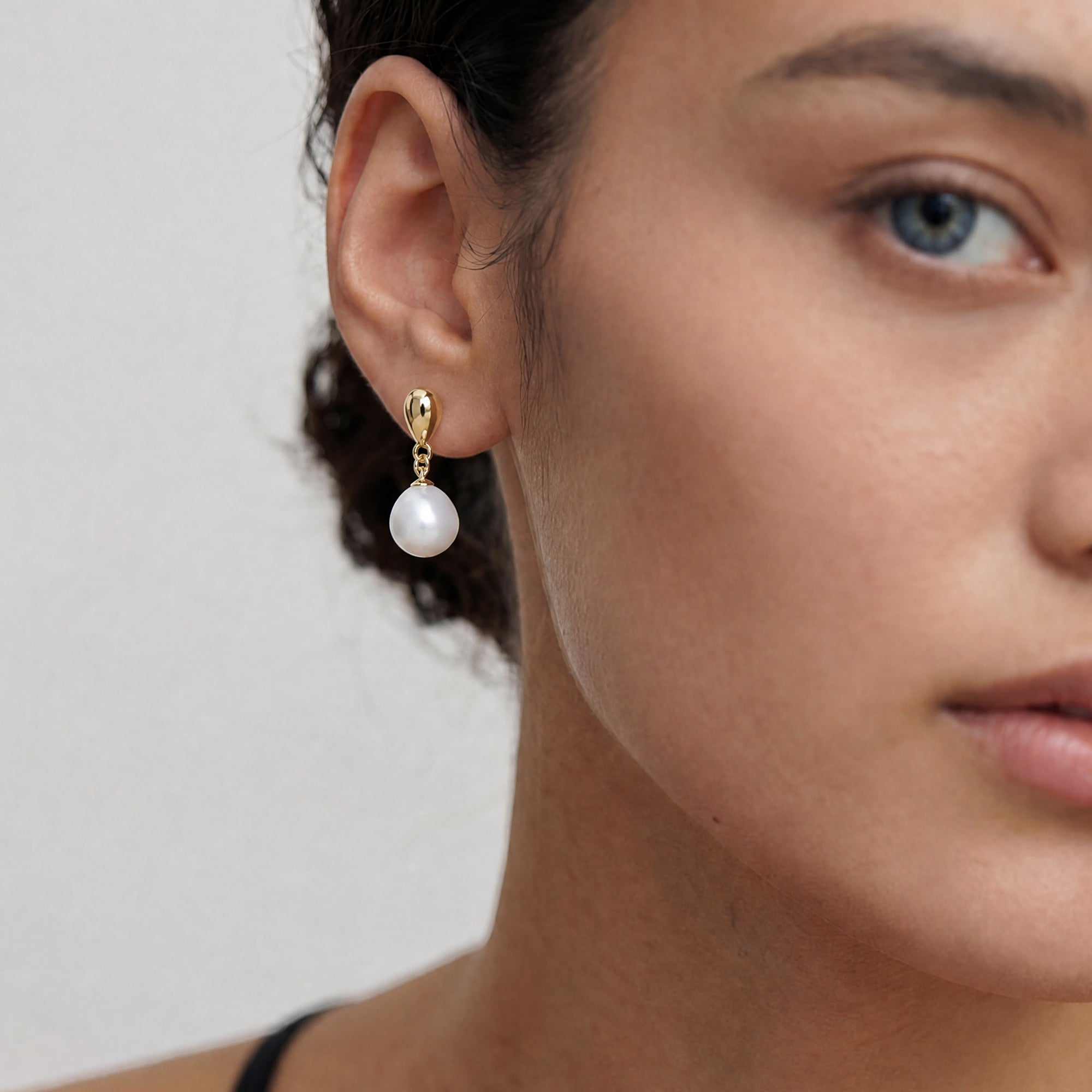 Velora Pearl Earrings