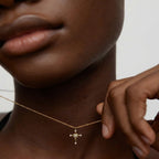 Elegante Collar de Zirconia con Cruz