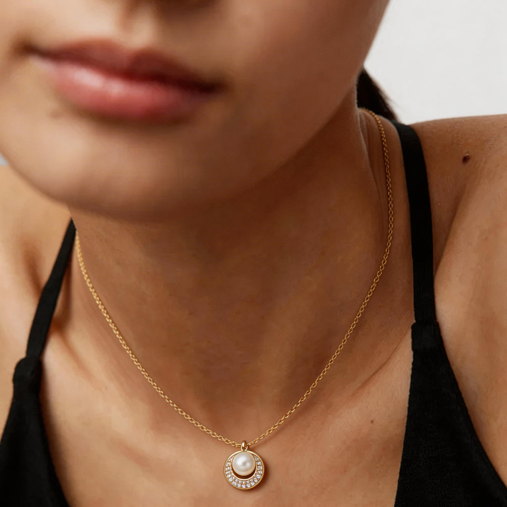 Elegante collar de perlas con halo y gota