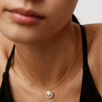 Elegante collar de perlas con halo y gota