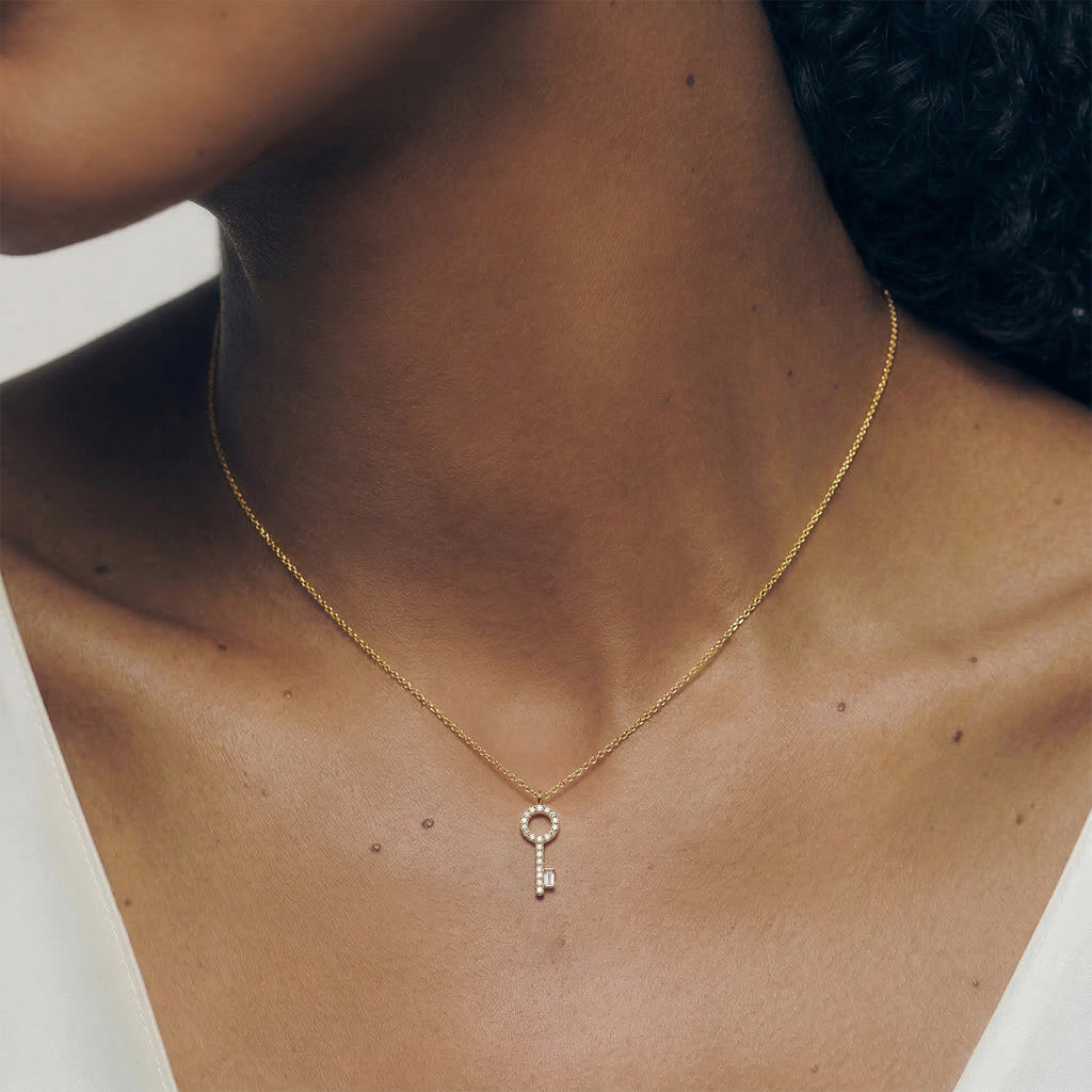 Collar de diamantes con dije de llave