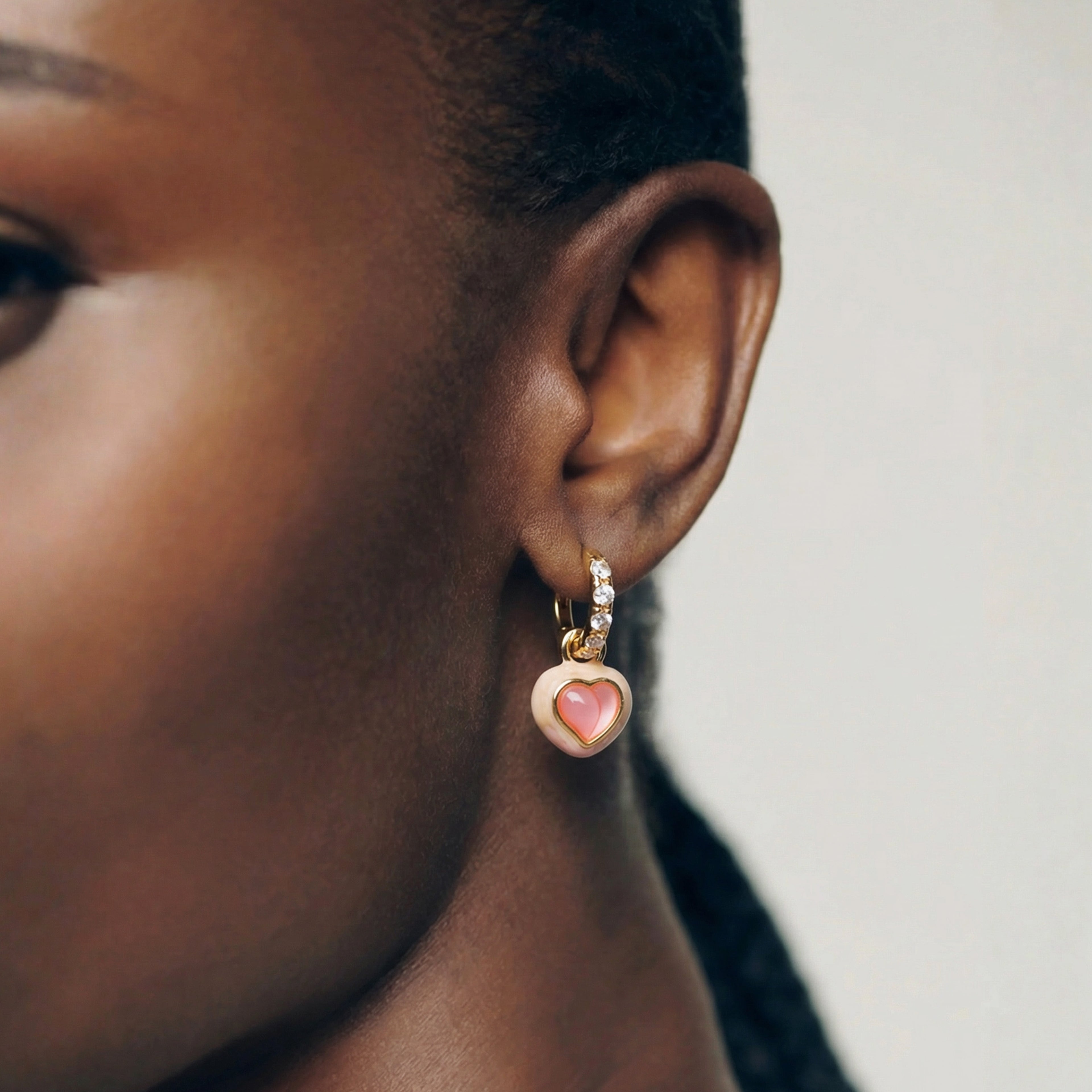 Pendientes de dije de corazón rosa