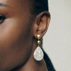 Aretes de oro en forma de lágrima