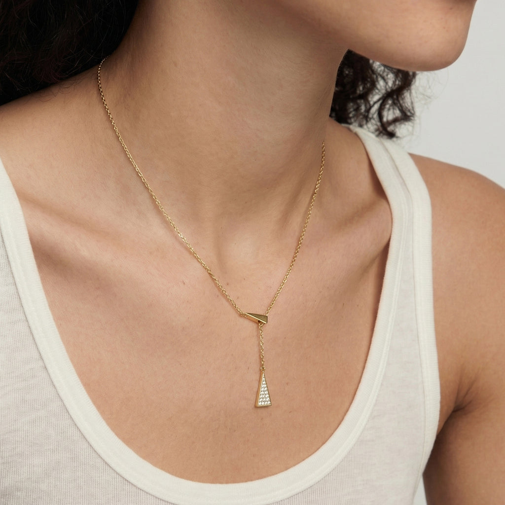 Collar con colgante triangular geométrico