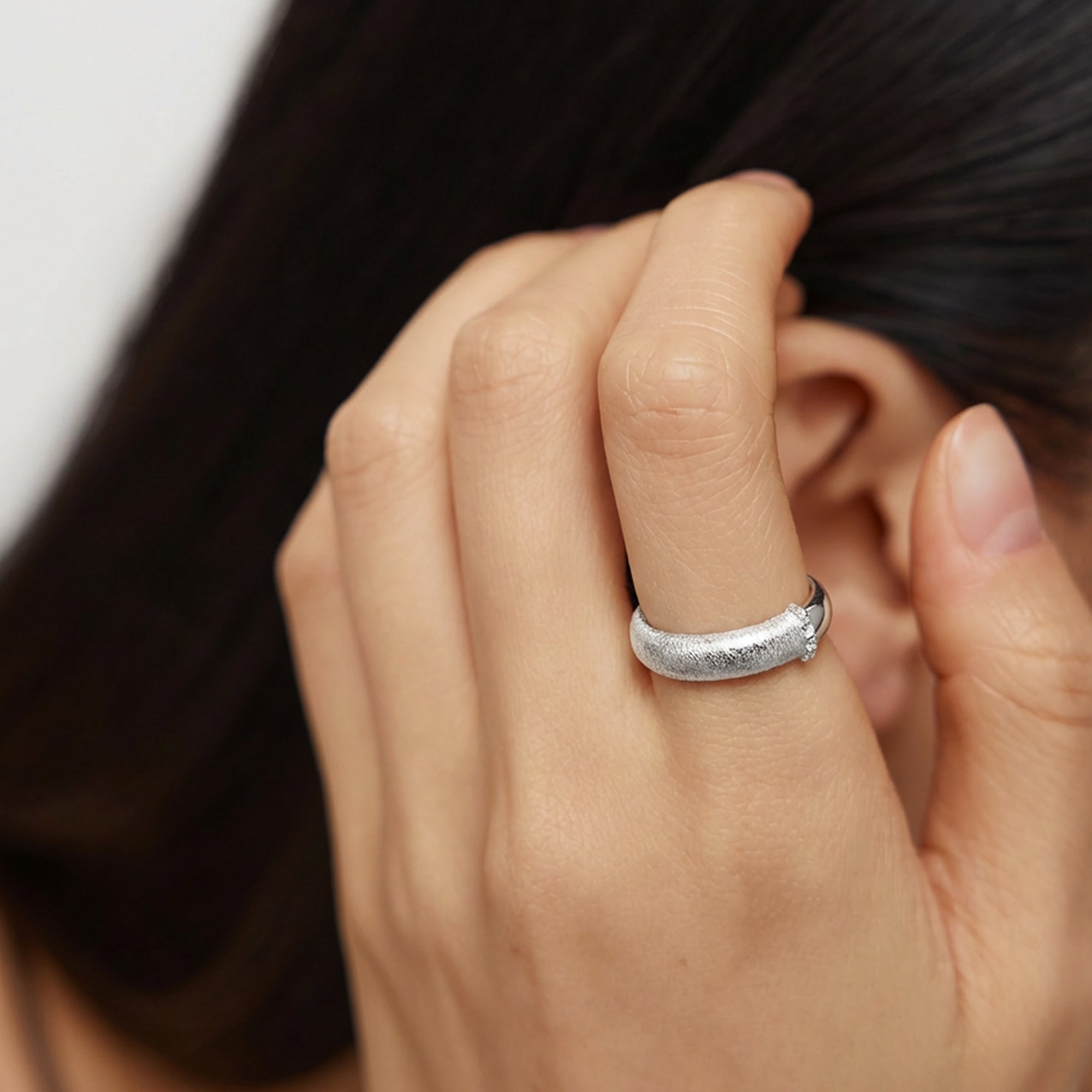Anillo Abierto Texturizado de Circonitas