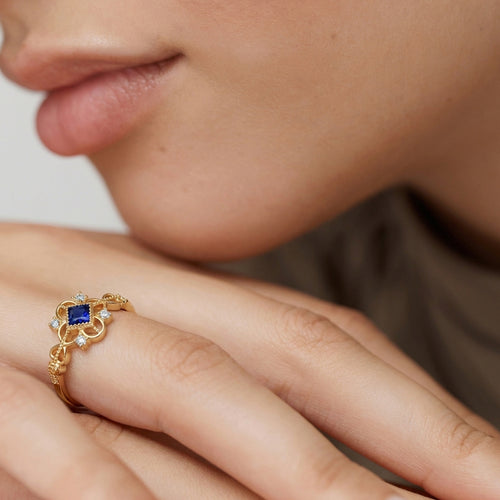 Anillo de oro con circonita azul