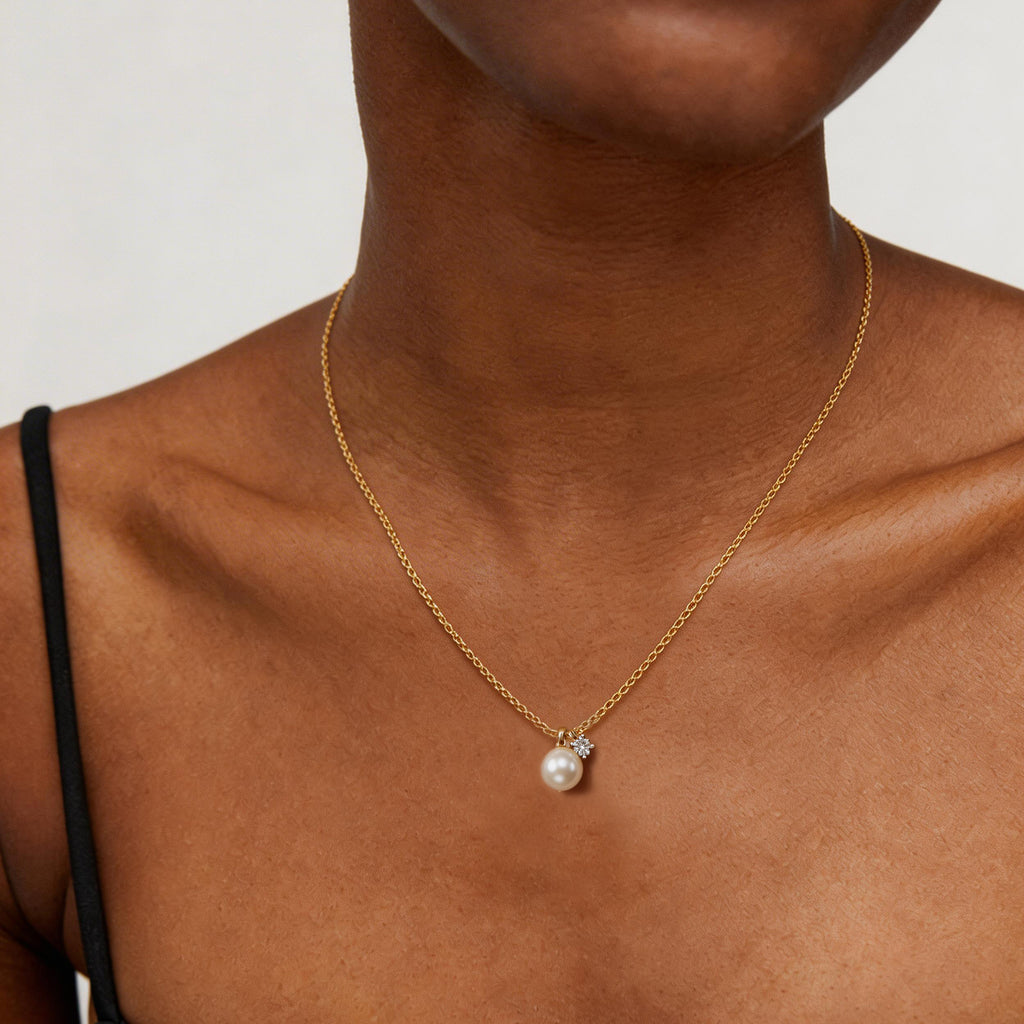Collar con colgante de perlas y circonitas