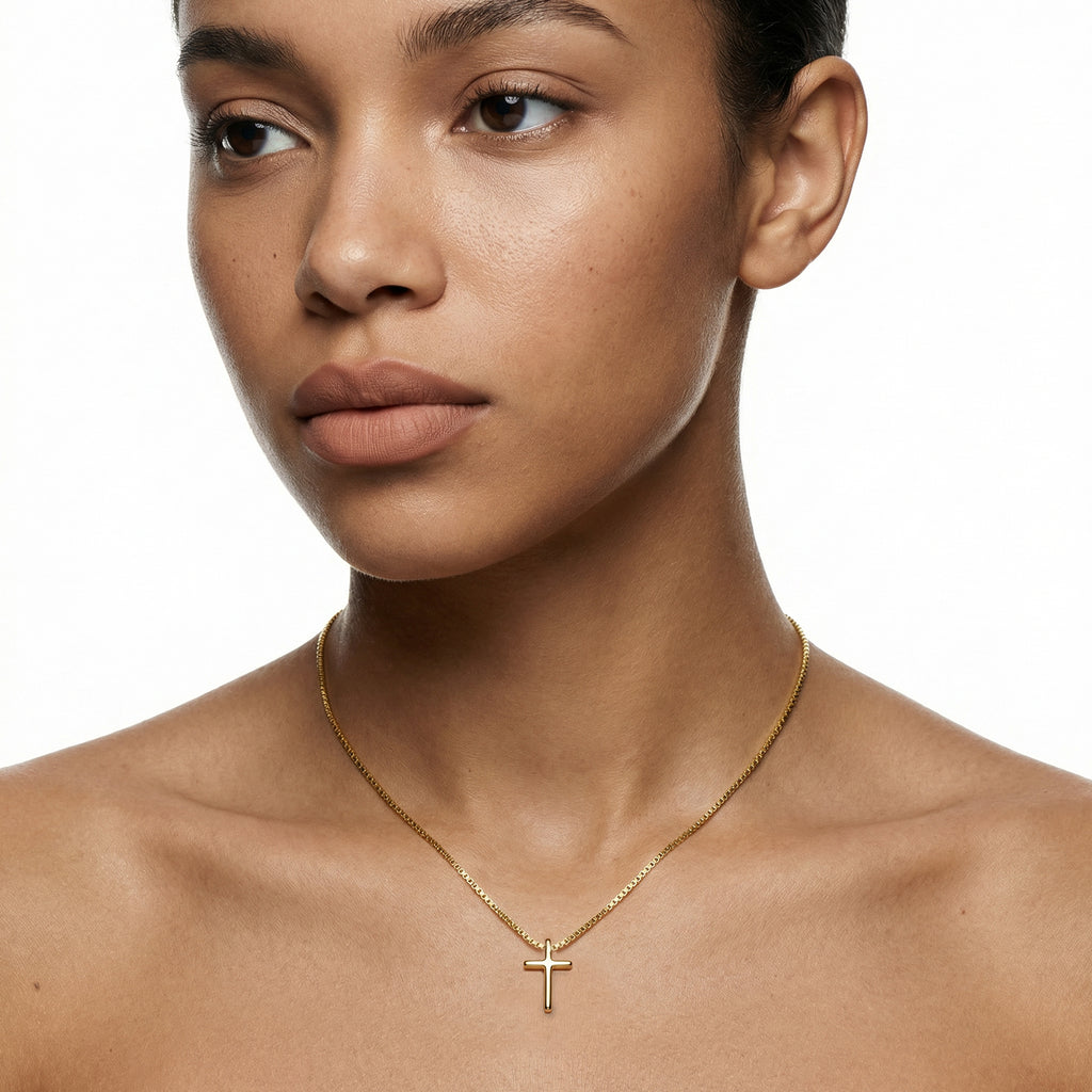 Collar con colgante de cruz de oro elevado