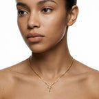 Collar con colgante de cruz de oro elevado
