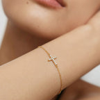 Elegante pulsera de circón con cruz