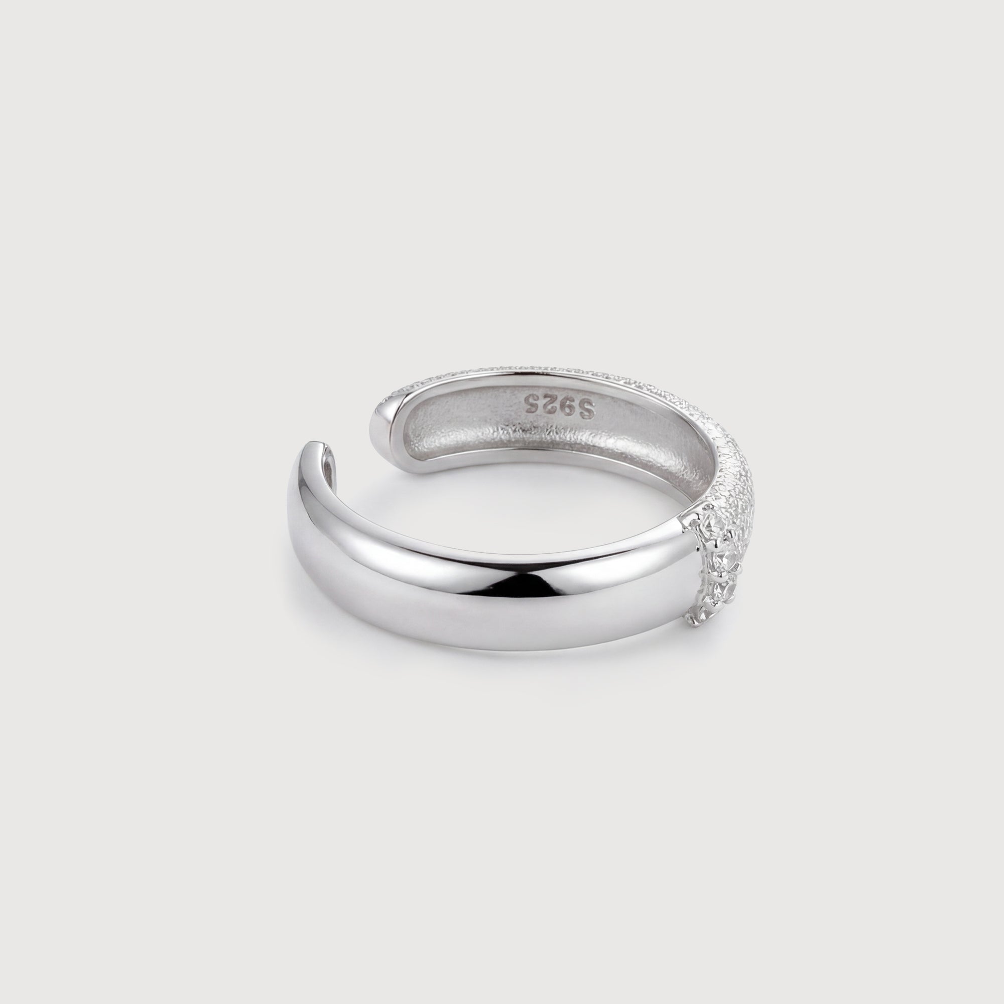 Anillo Abierto Texturizado de Circonitas