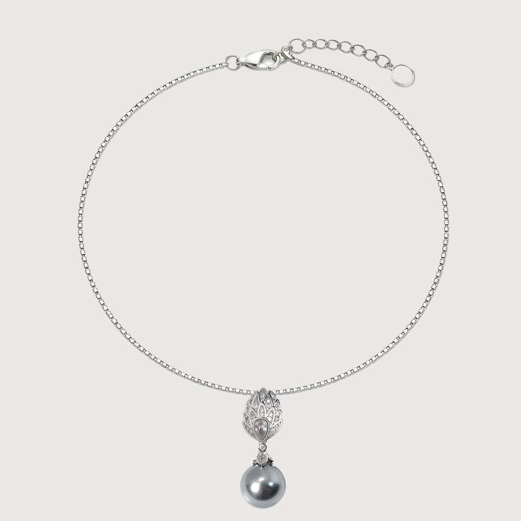 Elegante collar colgante con perlas grises y circonitas