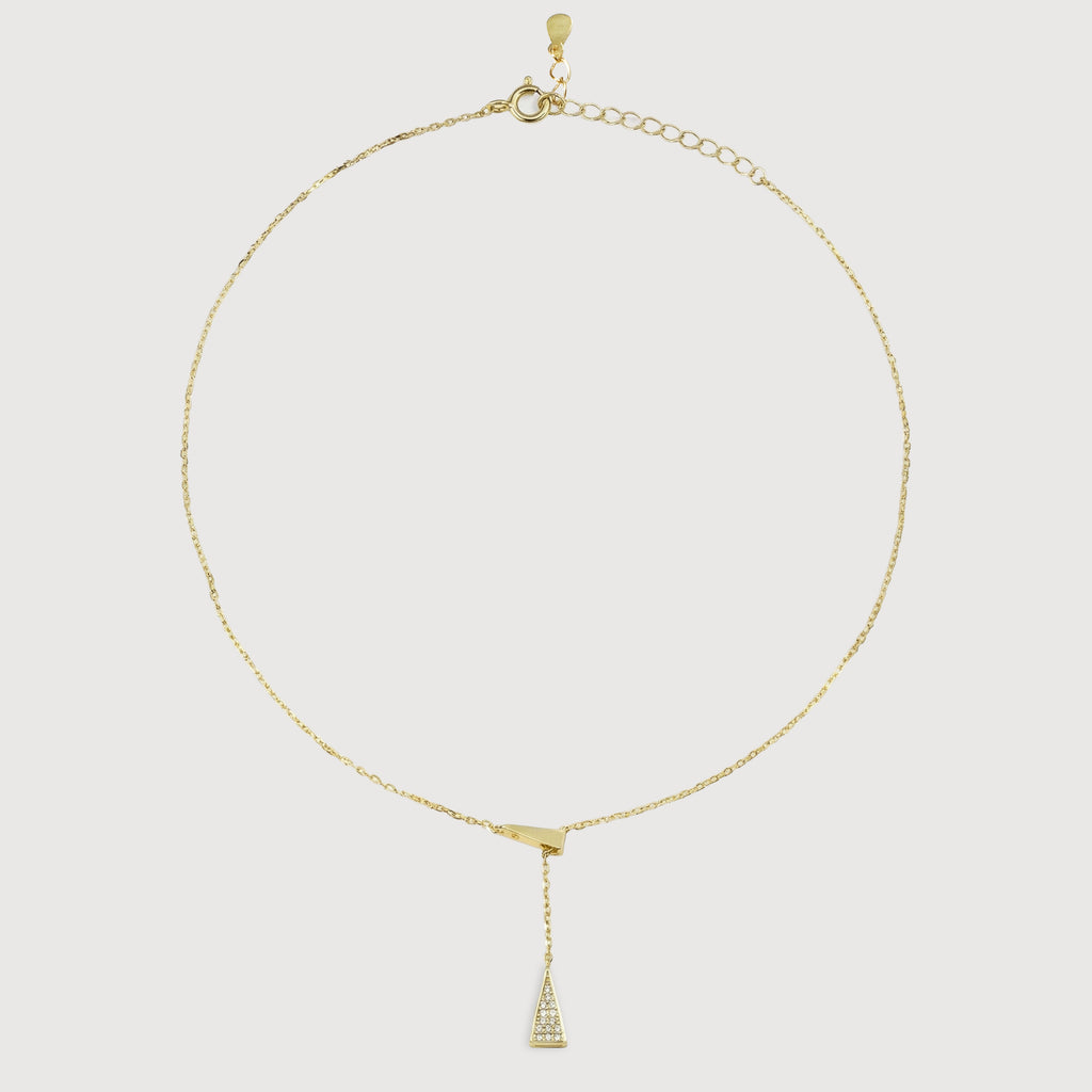 Collar con colgante triangular geométrico