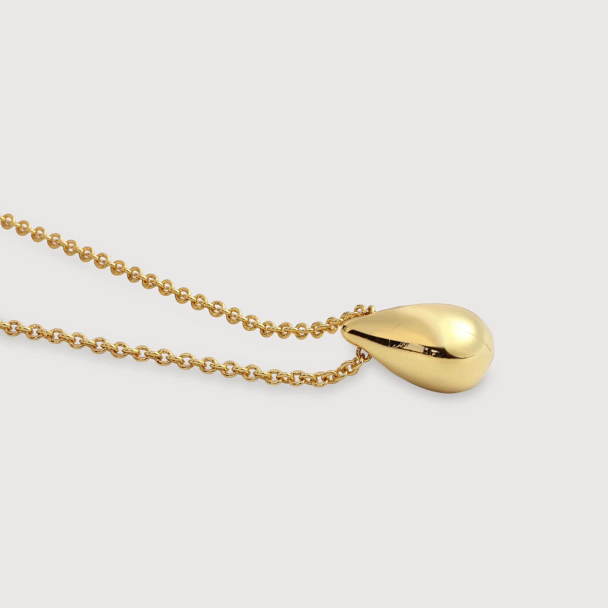 Elegante collar con colgante de lágrima de oro