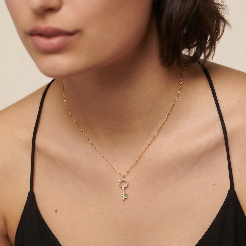 Collar de diamantes con dije de llave