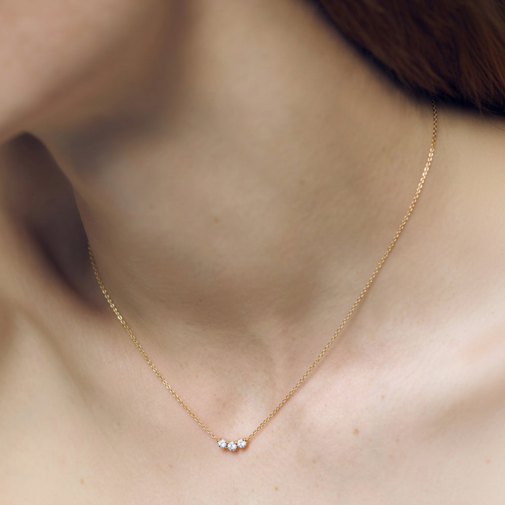 Elegante collar de circonitas de tres piedras