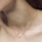 Elegante collar de circonitas de tres piedras