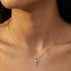 Elegante Collar de Zirconia con Cruz
