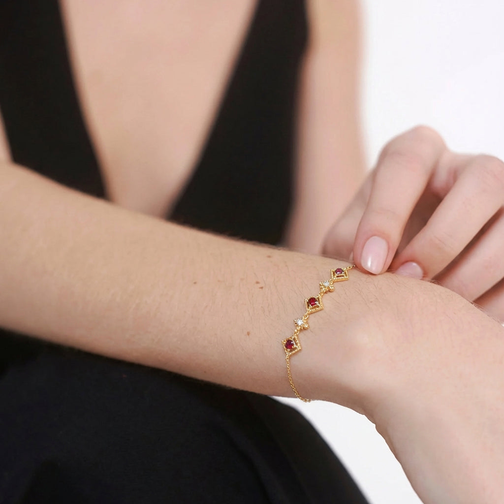 Pulsera Regal Roja de Zircón y Oro