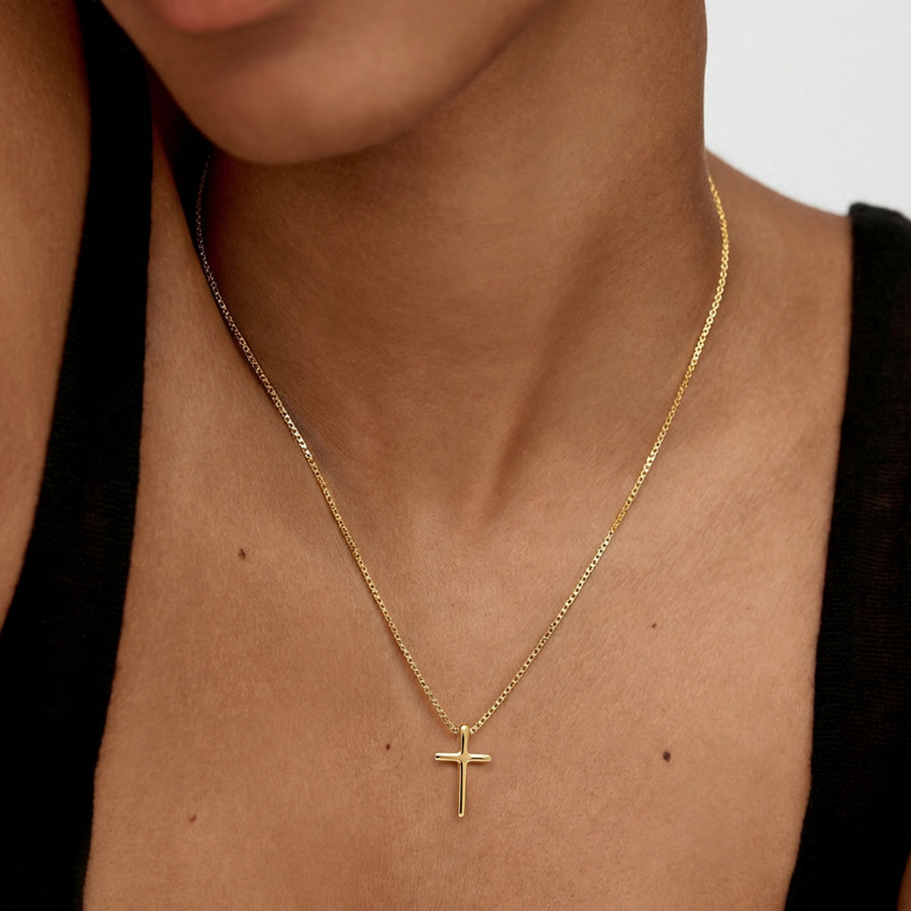 Collar con colgante de cruz de oro elevado