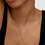 Collar con colgante de cruz de oro elevado
