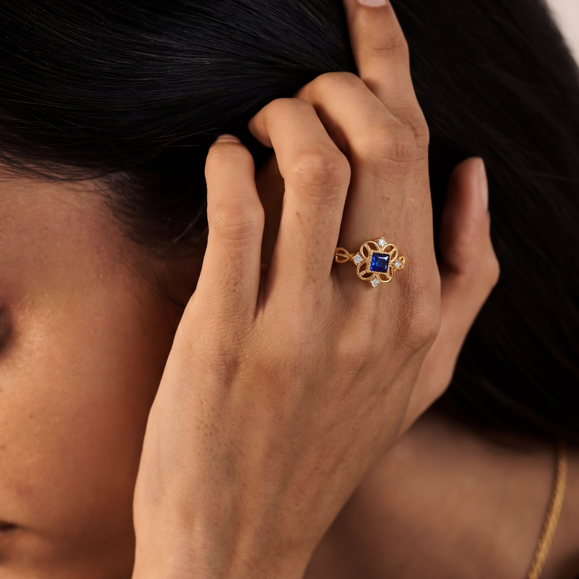 Anillo de oro con circonita azul