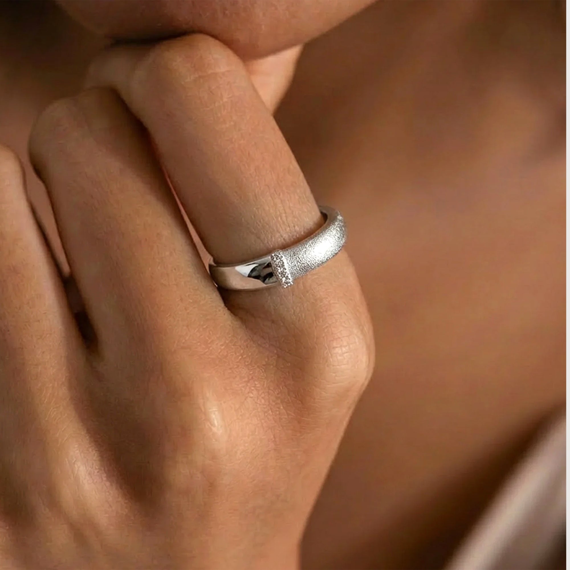 Anillo Abierto Texturizado de Circonitas
