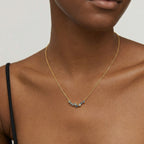 Elegante collar de oro con circonita azul