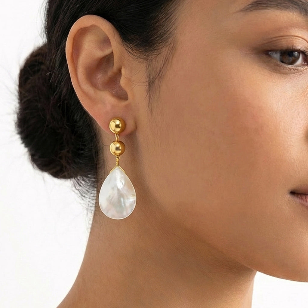 Aretes de oro en forma de lágrima