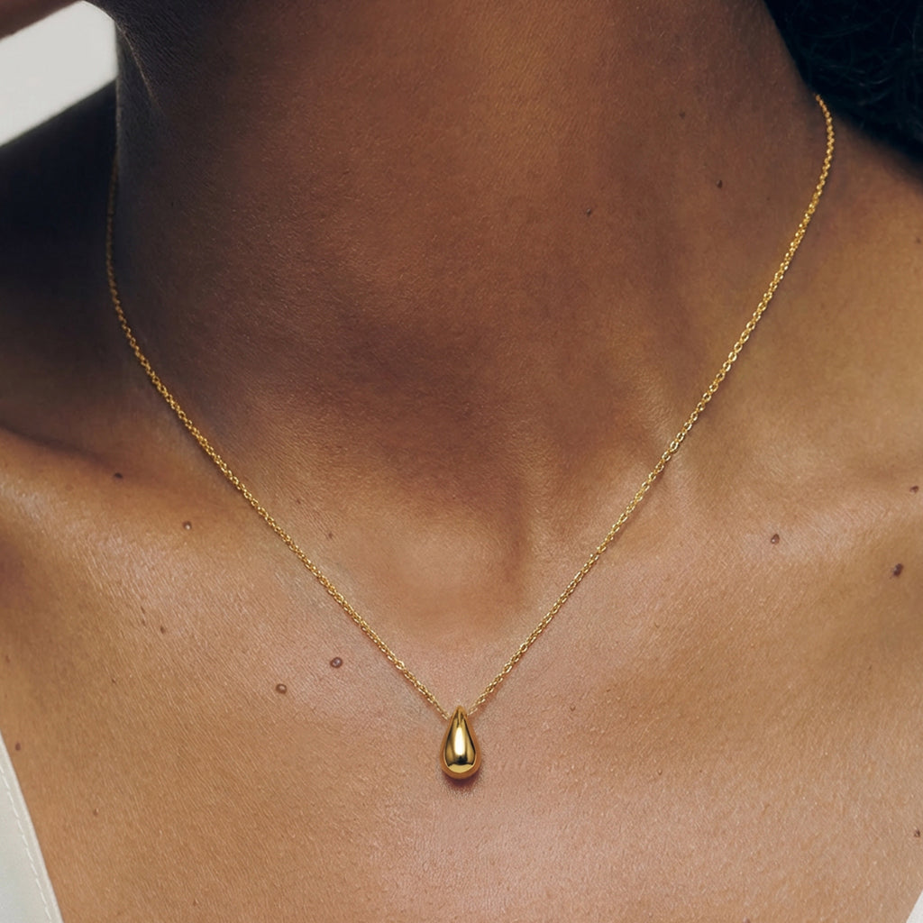 Elegante collar con colgante de lágrima de oro