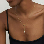 Collar con colgante triangular geométrico