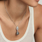 Elegante collar colgante con perlas grises y circonitas