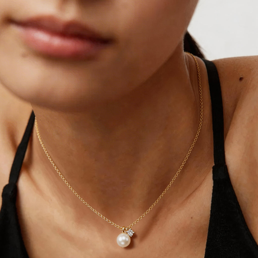 Collar con colgante de perlas y circonitas